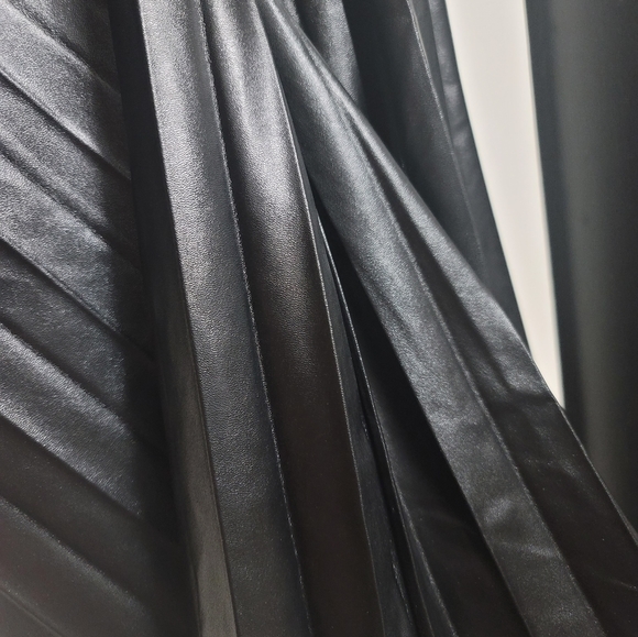 Black pleated faux leather midi skirt - Picture 6 of 6